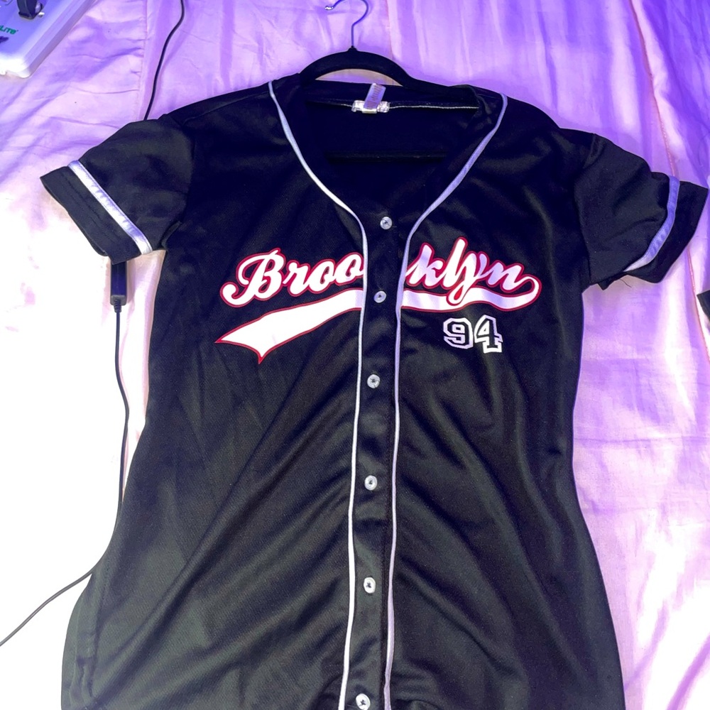 Selling this black and white shirt